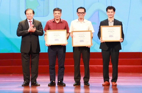 Đêm trắng, Vòng tròn bội bạc và Bắt quỷ đoạt huy chương vàng Liên hoan Kịch nói toàn quốc- Ảnh 1. Thứ trưởng Bộ Văn hóa - Thể thao và Du lịch Tạ Quang Đông trao huy chương vàng cho các đơn vị có vở diễn đoạt giải - Ảnh: Cục NTBD