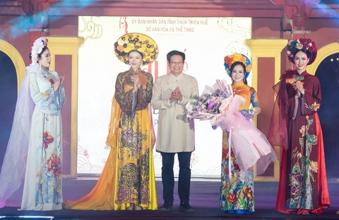 Ong Phan Thanh Hải - giám đốc Sở Văn hóa và Thể thao Thừa Thiên Huế - tặng hoa chúc mừng nhà thiết kế Nguyễn Lan Vy - Ảnh: BTC Ông Phan Thanh Hải - giám đốc Sở Văn hóa và Thể thao Thừa Thiên Huế - tặng hoa chúc mừng nhà thiết kế Nguyễn Lan Vy - Ảnh: BTC