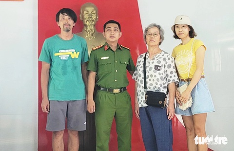 Tìm người thân du khách Hàn Quốc lạc đường hơn 100km từ Hội An đến miền núi nhờ chiếc móc khóa xe- Ảnh 1. Ông Kyucheol, du khách Hàn Quốc, đến Hội An tham quan nhưng đi lạc đường đến miền núi Bắc Trà My. Ông được lực lượng công an hỗ trợ tìm mẹ và em gái - Ảnh: TRANG PHƯƠNG