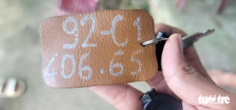 Tìm người thân du khách Hàn Quốc lạc đường hơn 100km từ Hội An đến miền núi nhờ chiếc móc khóa xe- Ảnh 3. Tìm được người thân cho du khách đi lạc từ thông tin trên chiếc móc khóa xe máy - Ảnh: QUỐC HOÀN
