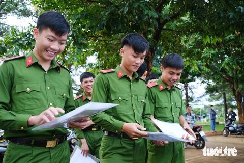 Nhóm thí sinh công an nghĩa vụ của Trại giam Gia Trung, Gia Lai, tới tham gia kỳ thi sáng 27-6 - Ảnh: TẤN LỰC Nhóm thí sinh công an nghĩa vụ của Trại giam Gia Trung, Gia Lai, tới tham gia kỳ thi tốt nghiệp sáng 27-6 - Ảnh: TẤN LỰC