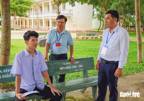 Thí sinh Phạm Ân, học sinh Trường THPT Trần Hưng Đạo (dự thi tại điểm thi THPT Đắk Mil) được tạo điều kiện để thi tốt nhất, đảm bảo sức khỏe - Ảnh: TÂM AN Thí sinh Phạm Ân, học sinh Trường THPT Trần Hưng Đạo (dự thi tại điểm thi THPT Đắk Mil), được tạo điều kiện để thi tốt nhất, đảm bảo sức khỏe - Ảnh: TÂM AN