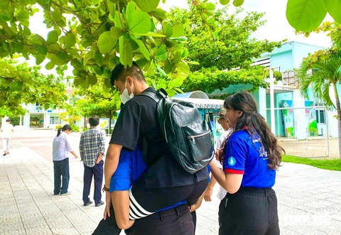 Tình nguyện viên Nguyễn Duy Thắng cõng bạn Duy là một thí sinh bị gãy chân phải bó bột vào phòng nghe quy chế thi chiều 26-6 - Ảnh: ĐOÀN NHẠN Tình nguyện viên Nguyễn Duy Thắng cõng bạn Duy là một thí sinh bị gãy chân phải bó bột vào phòng nghe quy chế thi chiều 26-6 - Ảnh: ĐOÀN NHẠN