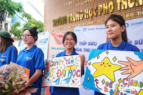 Lời chúc dễ thương trước cổng trường thi gửi đến các sĩ tử- Ảnh 1. Lời nhắn từ tình nguyện viên cho các sĩ tử 2k6 trong kỳ thi tốt nghiệp THPT quốc gia năm 2024 - Ảnh: HÀ THANH