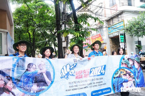 Lời chúc dễ thương trước cổng trường thi gửi đến các sĩ tử- Ảnh 4. MC Khánh Vy (giữa) đến tiếp sức cho các sĩ tử - Ảnh: HÀ THANH