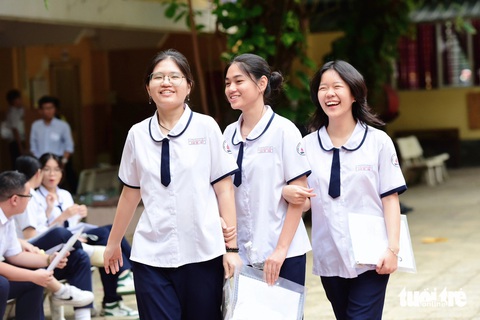 Hơn 1 triệu thí sinh cả nước thi tốt nghiệp THPT môn đầu tiên- Ảnh 1. Thí sinh có mặt tại điểm thi trường THPT Nguyễn Thượng Hiền (Q.Tân Bình, TP.HCM) để tham dự kỳ thi tốt nghiệp THPT năm 2024 - Ảnh: DUYÊN PHAN