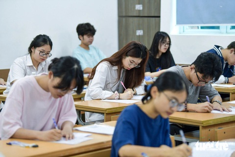 Kỳ thi tốt nghiệp cuối cùng theo Chương trình giáo dục phổ thông 2006 đầy lưu luyến- Ảnh 1. Thí sinh làm bài thi môn ngữ văn tại điểm thi trường THCS & THPT Lương Thế Vinh, Cầu Giấy, Hà Nội - Ảnh: NAM TRẦN