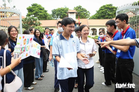 Thí sinh ở điểm thi THPT Chuyên Lê Hồng Phong (quận 5) sau giờ buổi thi sáng 27-6 - Ảnh: PHƯƠNG QUYÊN Thí sinh ở điểm thi THPT Chuyên Lê Hồng Phong (quận 5) sau giờ buổi thi sáng 27-6 - Ảnh: PHƯƠNG QUYÊN