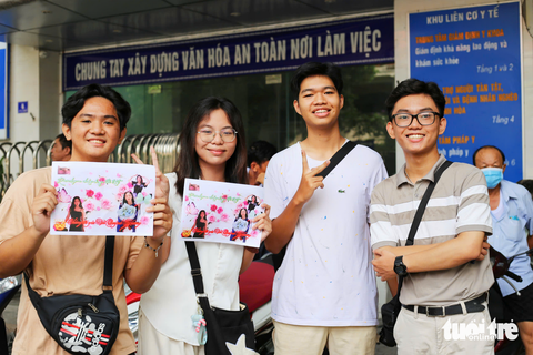 Đề thi văn ra bài Đất nước của Nguyễn Khoa Điềm, 'cả phòng thi sung sướng'- Ảnh 5. Người thân, bạn bè cổ vũ thí sinh vừa hoàn thành bài thi môn văn - Ảnh: TRẦN HOÀI