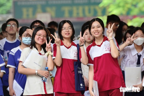 Đề thi văn ra bài Đất nước của Nguyễn Khoa Điềm, 'cả phòng thi sung sướng'- Ảnh 7. Thí sinh vui vẻ rời khỏi điểm thi THPT Hàn Thuyên (Q. Phú Nhuận, TP.HCM) - Ảnh: DUYÊN PHAN