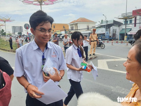 Đề thi văn ra bài Đất nước của Nguyễn Khoa Điềm, 'cả phòng thi sung sướng'- Ảnh 8. Tại điểm thi Trường THPT Nguyễn Việt Hồng, TP Cần Thơ, đa số thí sinh ra về với tâm trạng vui vẻ do đề khá vừa sức. Em Nguyễn Anh (ảnh) nói tuy thi tự nhiên nhưng em thấy đề khá ổn do có ôn tập đầy đủ, em đoán có thể đạt điểm 7 môn văn - Ảnh: T. LŨY