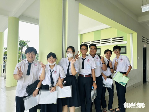 Đề thi văn ra bài Đất nước của Nguyễn Khoa Điềm, 'cả phòng thi sung sướng'- Ảnh 10. Thí sinh Trường THPT Thành Phố Cao Lãnh (Đồng Tháp) phấn khởi sau môn thi đầu tiên - Ảnh: ĐẶNG TUYẾT