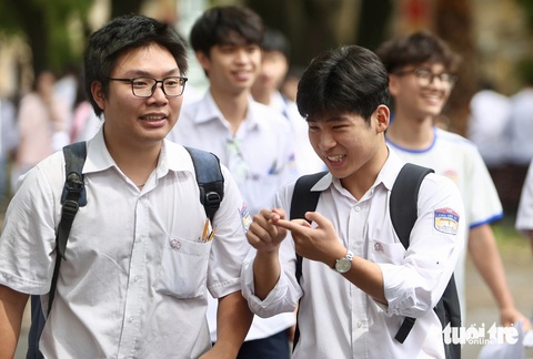 Các thí sinh kết thúc môn thi ngữ văn, ảnh chụp tại điểm thi THPT Chu Văn An (Hà Nội) - Ảnh: NGUYỄN KHÁNH Các thí sinh kết thúc môn thi ngữ văn, ảnh chụp tại điểm thi THPT Chu Văn An (Hà Nội) - Ảnh: NGUYỄN KHÁNH