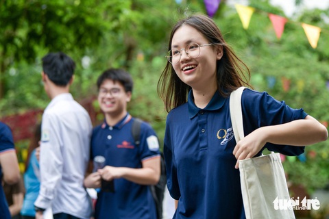 Rất nhiều thí sinh ra khỏi phòng thi tại điểm trường THCS&THPT Lương Thế Vinh, Cầu Giấy, Hà Nội với vẻ nét mặt tươi vui vì đề Văn năm nay - Ảnh: NAM TRẦN Thí sinh rạng rỡ sau giờ thi văn - Ảnh: NAM TRẦN