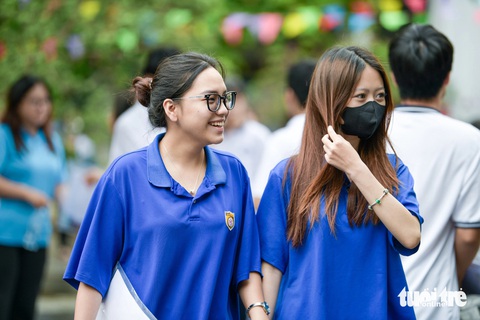 Rất nhiều thí sinh ra khỏi phòng thi tại điểm trường THCS&THPT Lương Thế Vinh, Cầu Giấy, Hà Nội với vẻ nét mặt tươi vui vì đề Văn năm nay - Ảnh: NAM TRẦN Rất nhiều thí sinh ra khỏi phòng thi tại điểm trường THCS&THPT Lương Thế Vinh, Cầu Giấy, Hà Nội với nét mặt tươi vui vì đề văn năm nay dễ - Ảnh: NAM TRẦN