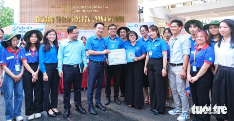 Lời chúc dễ thương trước cổng trường thi gửi đến các sĩ tử- Ảnh 3. Anh Nguyễn Tường Lâm - bí thư Trung ương Đoàn - đến động viên các đội hình tình nguyện viên Tiếp sức mùa thi - Ảnh: HÀ THANH
