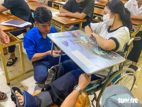 Thí sinh Trần Thị Linh Chi - bị tai nạn gãy chân trước ngày đi thi được anh chị tình nguyện viên huyện đoàn Đô Lương, Nghệ An hỗ trợ đưa vào phòng thi sáng 27-6 - Ảnh: SỸ TÍNH Thí sinh Trần Thị Linh Chi - bị tai nạn gãy chân trước ngày đi thi được anh chị tình nguyện viên huyện đoàn Đô Lương, Nghệ An hỗ trợ đưa vào phòng thi sáng 27-6 - Ảnh: SỸ TÍNH