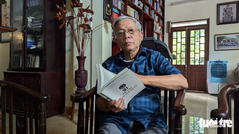 Nhà thơ Nguyễn Khoa Điềm: Hãy để người trẻ tự cảm nhận về Đất Nước- Ảnh 1. Nhà thơ Nguyễn Khoa Điềm chia sẻ với Tuổi Trẻ Online về việc bài thơ Đất Nước được đưa vào đề thi văn tốt nghiệp THPT 2024 - Ảnh: NHẬT LINH