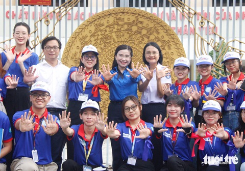 Sinh viên tình nguyện TP.HCM tặng quà, chăm sóc sức khỏe cho thí sinh- Ảnh 7. Chúc các thí sinh đều đạt điểm 10 - Ảnh: CÔNG TRIỆU