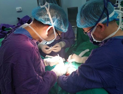 'Cậu nhỏ' bị biến dạng, vùi lấp do phù bạch mạch sau phẫu thuật- Ảnh 1. Ca phẫu thuật cho bệnh nhân bị phù bạch mạch - Ảnh: BVCC