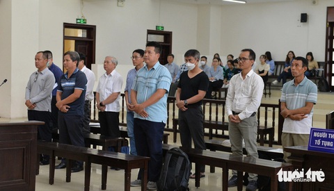 Vụ cao tốc Đà Nẵng - Quảng Ngãi: Cựu chủ tịch VEC được hưởng án treo- Ảnh 1. Các bị cáo tại tòa - Ảnh: DANH TRỌNG