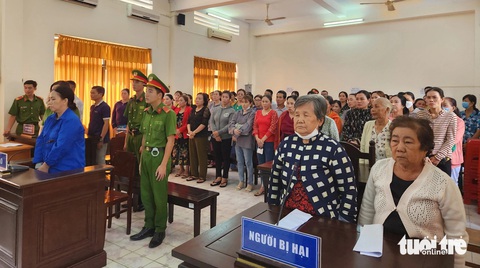 Những người phụ nữ ra tòa vì dây ‘hụi ma’ lừa đảo hơn 4,2 tỉ đồng- Ảnh 1. Toàn cảnh phiên tòa sơ thẩm vụ 86 hụi viên tố cáo chủ hụi ma lừa đảo chiếm đoạt tài sản - Ảnh: BỬU ĐẤU