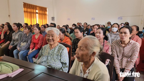 Những người phụ nữ ra tòa vì dây ‘hụi ma’ lừa đảo hơn 4,2 tỉ đồng- Ảnh 4. 86 hụi viên là các cụ bà tóc bạc và cô, dì trong vùng miệt thứ đã tin tưởng nên bị chủ hụi ma lừa đảo - Ảnh: BỬU ĐẤU