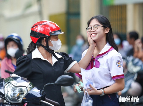 Thí sinh Ngọc Tú được mẹ động viên trước giờ thi môn ngữ văn - Ảnh: PHƯƠNG QUYÊN Thí sinh Ngọc Tú được mẹ động viên trước giờ thi môn văn - Ảnh: PHƯƠNG QUYÊN