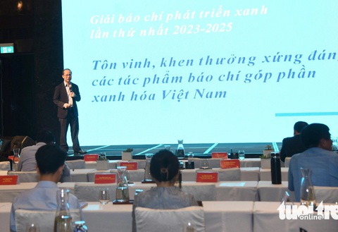 Thứ trưởng Bộ Tài nguyên và Môi trường: Nhiều doanh nghiệp, tập đoàn đang đẩy mạnh chuyển đổi xanh- Ảnh 4. Nhà báo Lê Xuân Trung, phó tổng biên tập báo Tuổi Trẻ, truyền cảm hứng đến những người làm báo - Ảnh: VIỆT HẢI