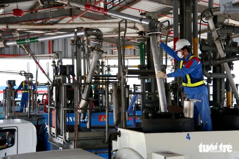 Giá xăng dầu đồng loạt tăng- Ảnh 1. Giá xăng dầu đồng loạt tăng từ 15h ngày 27-6 - Ảnh: NGỌC HIỂN