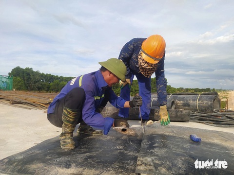Đôn đốc công nhân bảo hộ kỹ càng khi ra công trường dự án cao tốc Bắc - Nam- Ảnh 1. Công nhân làm việc tại dự án cao tốc Bắc - Nam đoạn qua Hà Tĩnh - Ảnh: LÊ MINH