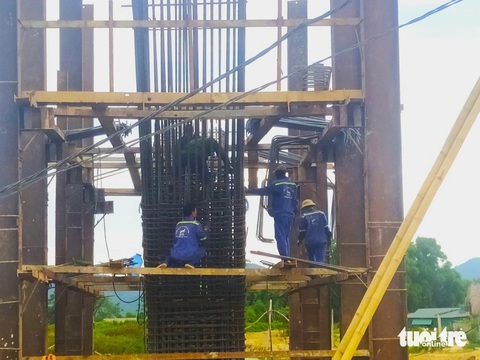 Đôn đốc công nhân bảo hộ kỹ càng khi ra công trường dự án cao tốc Bắc - Nam- Ảnh 2. Một số công nhân vẫn chủ quan không đội mũ bảo hộ khi làm việc trên cao tại dự án cao tốc Bắc - Nam đoạn qua Hà Tĩnh - Ảnh: LÊ MINH