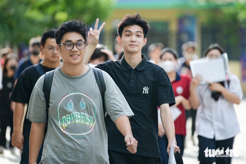Thí sinh sau khi hoàn thành môn Toán tại điểm thi trường THPT Phan Huy Chú, Đống Đa, Hà Nội - Ảnh: NAM TRẦN Thí sinh sau khi hoàn thành môn Toán tại điểm thi trường THPT Phan Huy Chú, Đống Đa, Hà Nội - Ảnh: NAM TRẦN