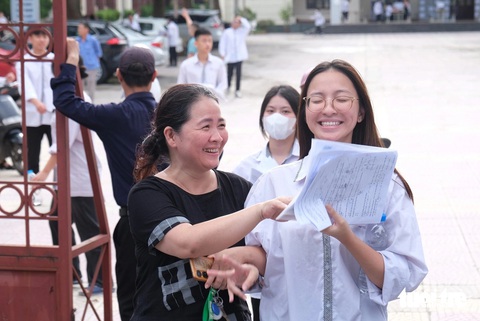 Niềm vui của thí sinh và phụ huynh sau khi làm tốt bài thi môn Toán tại điểm thi trường THPT Hoàng Quốc Việt, TP Bắc Ninh, Bắc Ninh - Ảnh: HÀ QUÂN Niềm vui của thí sinh và phụ huynh sau khi làm tốt bài thi môn Toán tại điểm thi trường THPT Hoàng Quốc Việt, TP Bắc Ninh, Bắc Ninh - Ảnh: HÀ QUÂN