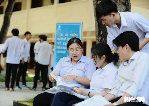 Thí sinh tại điểm thi trường Quốc học Quy Nhơn (Bình Định) - Ảnh: LÂM THIÊN Thí sinh tại điểm thi trường Quốc học Quy Nhơn (Bình Định) trao đổi sau buổi thi toán - Ảnh: LÂM THIÊN