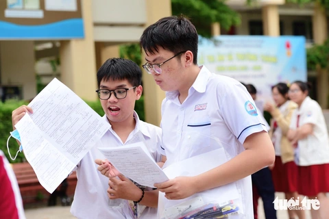 Đề thi toán tốt nghiệp THPT 2024: Phân hóa tốt, khó điểm 10- Ảnh 7. Thí sinh trao đổi bài sau khi kết thúc môn Toán tại điểm thi THPT Phú Nhuận - Ảnh: DUYÊN PHAN