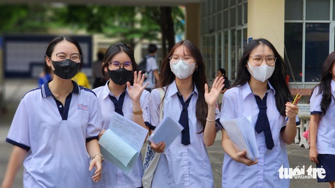 Đề thi toán tốt nghiệp THPT 2024: Phân hóa tốt, khó điểm 10- Ảnh 15. Nhóm bạn Đông Anh (Trường THPT Võ Thị Sáu, quận Bình Thạnh) cho biết đã có một ngày thi khá thoải mái - Ảnh: NGỌC PHƯỢNG