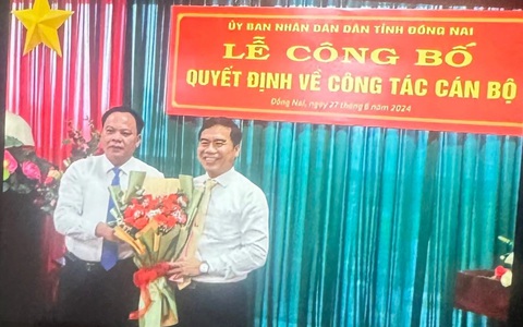 Phó chủ tịch giữ quyền chủ tịch UBND huyện Nhơn Trạch, Đồng Nai- Ảnh 1. Quyền Chủ tịch UBND tỉnh Đồng Nai Võ Tấn Đức (trái) tặng hoa chúc mừng ông Nguyễn Thế Phong - Ảnh: CTV