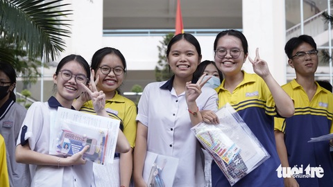 Tại điểm thi tốt nghiệp THPT2 năm 2024 trường THPT Lương Thế Vinh, quận 1, TPHCM: Các thí sinh rất hài lòng về đề thi toán năm nay, nhiều thí sinh cho rằng khoảng 10 câu cuối thì đề phân rõ được chất lượng cũng như học lực - Ảnh: LÊ THÀNH HUY Tại điểm thi Trường THPT Lương Thế Vinh, quận 1, TP.HCM, các thí sinh rất hài lòng về đề thi toán năm nay, nhiều thí sinh cho rằng khoảng 10 câu cuối thì đề phân rõ được chất lượng cũng như học lực - Ảnh: LÊ THÀNH HUY