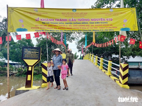 Khánh thành cầu Tà Ke và cầu Lung Đế ở Kiên Giang- Ảnh 3. Người dân địa phương phấn khởi khi đi qua cầu Tà Ke ở xã Thạnh Hòa - Ảnh: CHÍ CÔNG