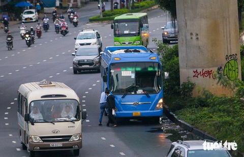 Nửa năm có 157 trường hợp xe buýt vi phạm luật giao thông ở TP.HCM- Ảnh 1. Hình ảnh một số xe buýt tấp vào lề đột ngột để đón khách hay phóng nhanh vượt ẩu đã được phóng viên ghi nhận lại trong thời gian qua - Ảnh: CHÂU TUẤN
