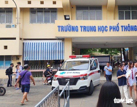 Thí sinh đi thi trên xe cấp cứu- Ảnh 1. Xe cấp cứu Bệnh viện Đa khoa Gia Định đến đón thí sinh sau môn thi toán chiều 27-6 - Ảnh: NGỌC PHƯỢNG