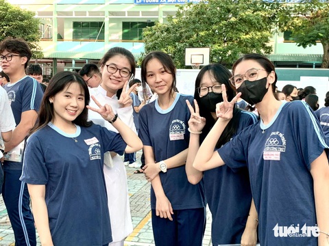 Sáng nay 28-6 thi tổ hợp khoa học tự nhiên, khoa học xã hội, thí sinh lưu ý gì?- Ảnh 6. Thí sinh tham dự kỳ thi tốt nghiệp THPT năm 2024 tại TP.HCM - Ảnh: TRẦN HUỲNH