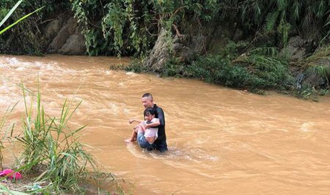 Hai thanh niên lao xuống dòng nước chảy xiết cứu bé gái 10 tuổi- Ảnh 1. Bé gái 10 tuổi được hai thanh niên cứu kịp thời - Ảnh: UBND xã An Thịnh