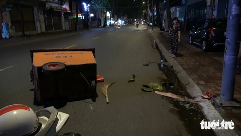 Ô tô chạy 'điên loạn' ở trung tâm Vũng Tàu, tông nhiều xe máy chờ đèn đỏ, 2 người chết tại chỗ- Ảnh 2. Điểm đầu tiên của vụ tai nạn liên hoàn ở số 101 Nguyễn Văn Trỗi, khi ô tô con kéo lê một xe đẩy rác - Ảnh: ĐÔNG HÀ