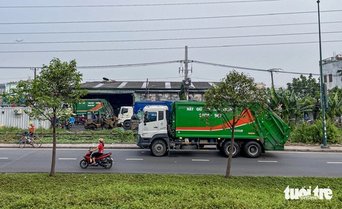 Trạm rác ở Hiệp Bình Chánh quá tải, mùi hôi ‘tấn công’ cả khu phố- Ảnh 2. Có những ngày xe tập kết tại trạm rác Hiệp Bình Chánh quá đông, một số xe rác khác phải đậu ngoài đường Phạm Văn Đồng - Ảnh: CHÂU TUẤN