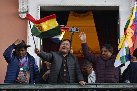 Đảo chính ở Bolivia vì bất mãn nền kinh tế trì trệ?- Ảnh 1. Tổng thống Bolivia Luis Arce (giữa) vẫy cờ với những người ủng hộ ông từ Phủ Tổng thống ngày 26-6 - Ảnh: AFP