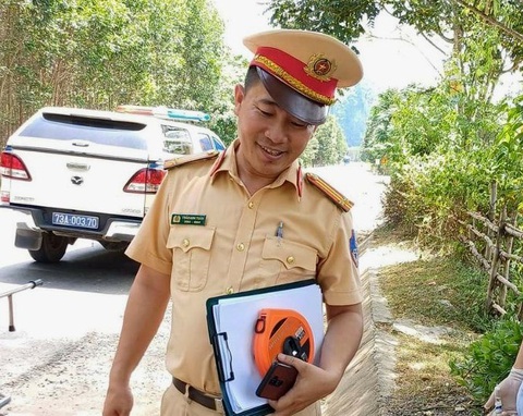 Hành động của cảnh sát giao thông Quảng Bình khiến dân mạng ‘tan chảy’- Ảnh 1. Hình ảnh anh Trần Anh Tuấn, cảnh sát giao thông Quảng Bình, tại thời điểm giúp thuê xe cứu thương đưa em Sỹ đi cấp cứu - Ảnh: LÊ NHÀN