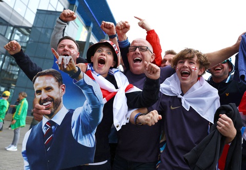 Tuyển Anh cần cải thiện hàng tiền vệ- Ảnh 3. Dù tức giận với HLV Gareth Southgate, nhưng CĐV Anh vẫn tin tưởng vào đội nhà - Ảnh: Reuters