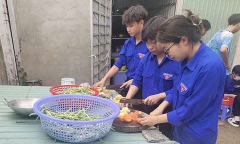 Bếp nhà trường đỏ lửa từ sáng sớm, nấu cơm tặng thí sinh vùng quê Cần Thơ thi tốt nghiệp- Ảnh 2. Cơm trưa gồm món canh, mặn, xào và tráng miệng sẵn sàng mang đến cho các thí sinh - Ảnh: N.P.